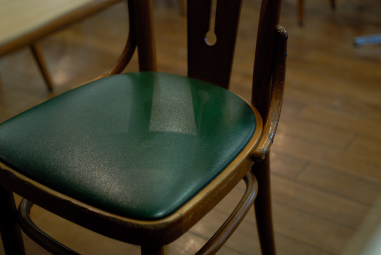 椅子  ( Ai Nikkor 35mm F2 )
