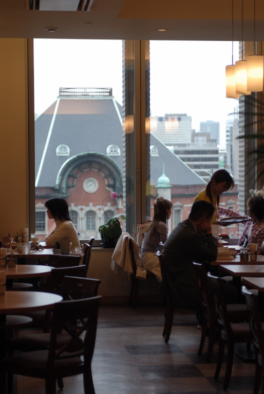 レストランの席から見た東京駅の屋根