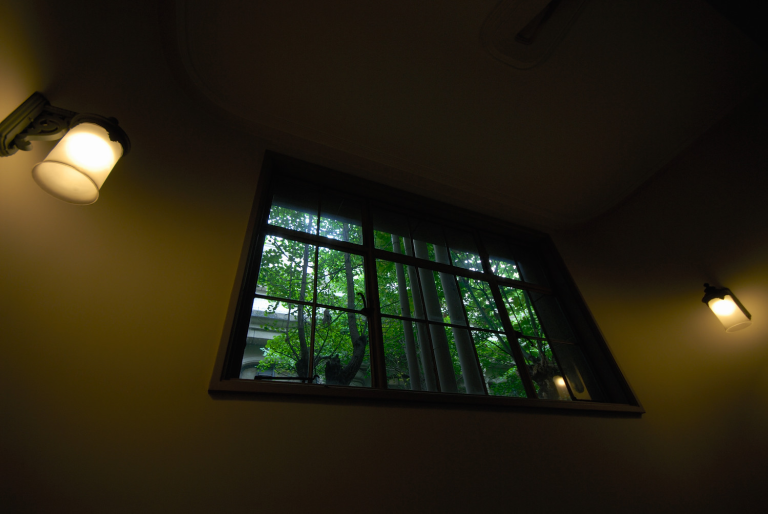 窓と照明