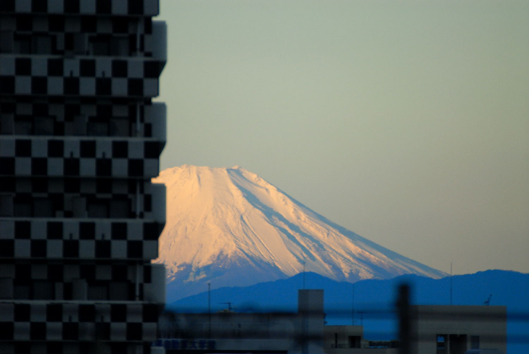 起きろー！ 富士山バッチシ見えてるぞ！